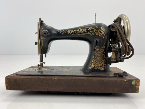 Senovinė siuvimo mašina “Kayser” 21x44x30 cm