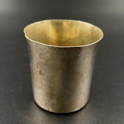 1965 metais Švedijos įmonės "GAB" pagaminta sidabrinė taurelė