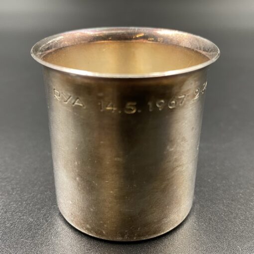 1958 metais Švedijos įmonės "Cesons" pagaminta sidabrinė taurelė