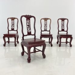Rytietiškos tamsiai raudonos medinės kėdės drožinėtu rėmu