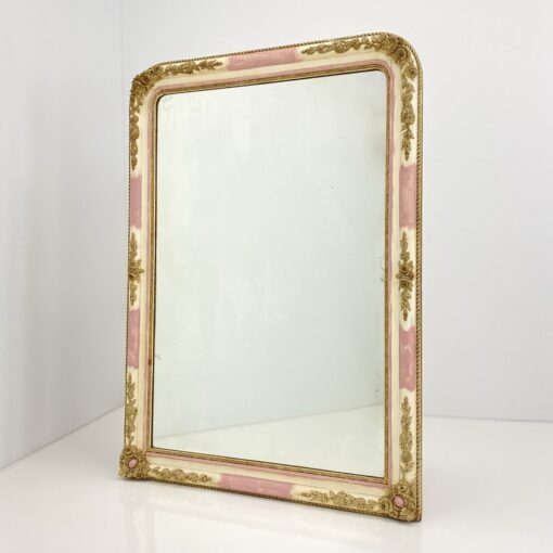 Provanso stiliaus veidrodis baltu mediniu rėmu  su aukso spalvos ornamentais