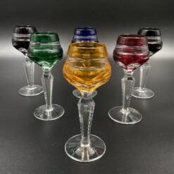 Šešios skirtingų spalvų krištolo taurės