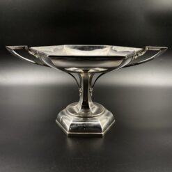 Senovinė 1912 metais Londone, Jungtinėje Karalystėje pagamina sidabrinė vaza