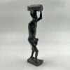Medinė afrikietiška vyriškio nešančio indą skulptūra
