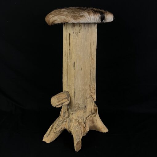 Baro kėdė medžio kamieno stovu su kailiu dengta sėdimąja dalimi