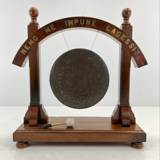 Metalinis gongas raudonmedžio rėme su lotynišku užrašu "Nemo me impune lacessit"