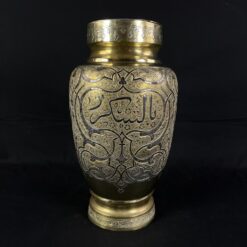 Žalvarinė vaza su graviruotais ornamentais