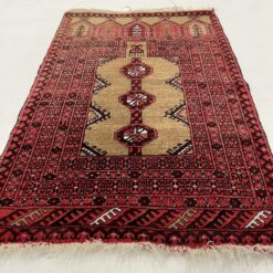 Persiškas raudonas rankų darbo kilimėlis iš vilnos