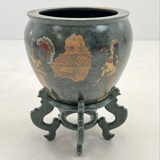 Juoda keramikinė vaza su mediniu stovu, dekoruota Senovės Egipto tematikos piešiniais