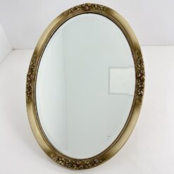 Sieninis Provanso stiliaus veidrodis baltu mediniu ovalo formos rėmu