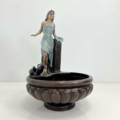 Bronzinis vazos formos  fontanas su stovinčios moters skulptūra
