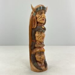 Iš ąžuolo drožta skulptūra su trimis indėnų veidai