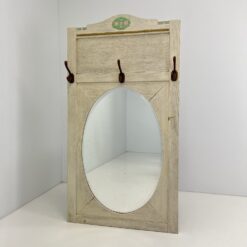 Medinė Provanso stiliaus sieninė kabykla su ovalo formos veidrodžiu