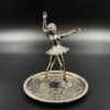 Metalinė balerinos skulptūrėlė ant lėkštutės formos graviruoto pagrindo