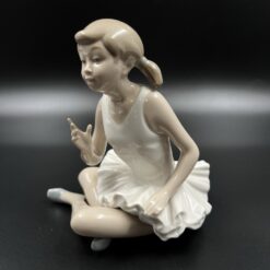 Keramikinė sėdinčios balerinos skulptūra