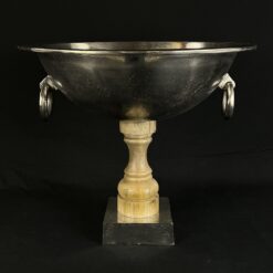 Senovinė apvali metalinė vaza su rankenomis tekintu mediniu stovu ir metalo pagrindu