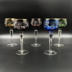 Penkios įvairių spalvų krištolo taurės