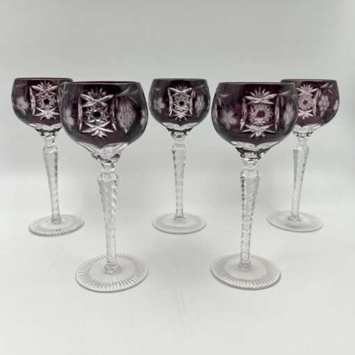 Penkios violetinės krištolo taurės vynui