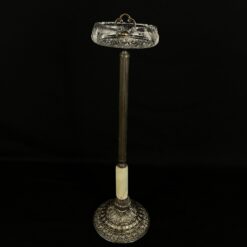 Pastatoma stiklinė peleninė žalvariniu stovu su onikso akmens intarpu