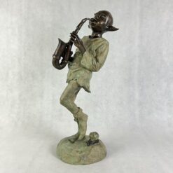 Bronzinė saksofonu grojančio elfo skulptūra