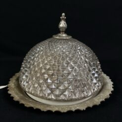 Stiklinis šviestuvas žalvariniu, ažūriniais ornamentais dekoruotu korpusu