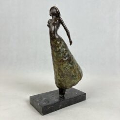Bronzinė moters skulptūra ant marmuro postamento