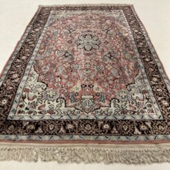 Persiškas rankų darbo šilkinis kilimas dekoruotas augaliniais ornamentais