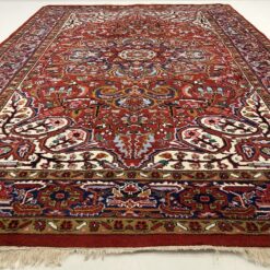 Persiškas raudonas "Heriz" rankų darbo kilimas dekoruotas augaliniais ornamentais