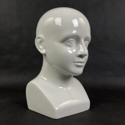 Balta keramikinė žmogaus galvos skulptūra.