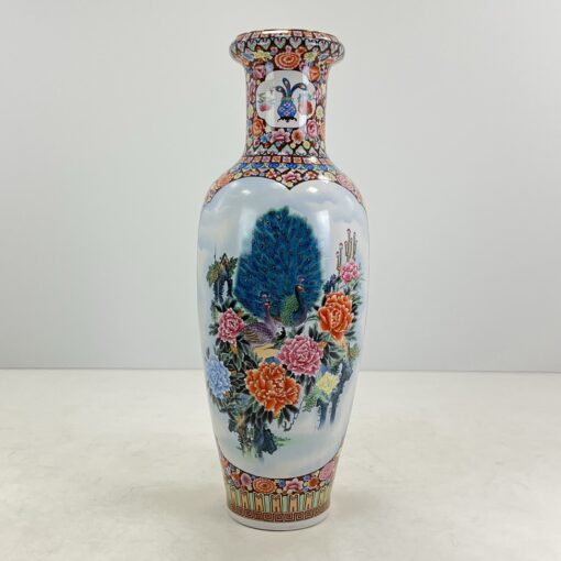 Rytietiška piešiniais ir ornamentais dekoruota keramikinė vaza.