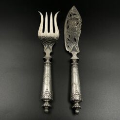 Stalo įrankių komplektas pagamintas Nyderlanduose, kurį sudaro sidabriniai peilis ir šakutė sidabrinėmis rankenomis.