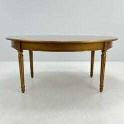 Ovalo formos, aukso spalvos medinis valgomojo stalas