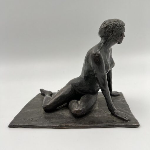 Bronzinė moters skulptūra