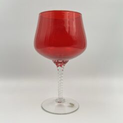 Stiklinė taurės formos raudona vaza.