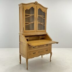 Ąžuolinis, drožiniais dekoruotas sekreteras lenktomis kojytėmis su dviem stalčiais, atverčiama rašymo lenta ir spintele knygoms