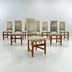 Ąžuolinės kėdės šviesios spalvos gobelenu aptraukta sėdimąja dalimi