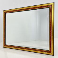 Sieninis veidrodis mediniu aukso spalvos rėmu.