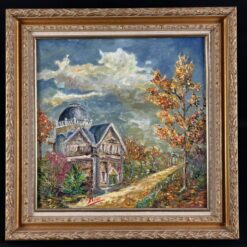 Ant drobės aliejiniais dažais tapytas paveikslas aukso spalvos rėmu, vaizduojantis namą, medžius, vieškelį.