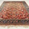 Margas persiškas vilnos rankų darbo kilimas su augaliniais ornamentais.