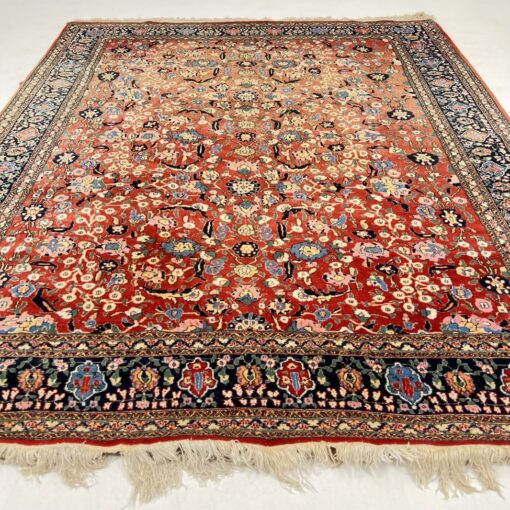 Margas persiškas vilnos rankų darbo kilimas su augaliniais ornamentais.
