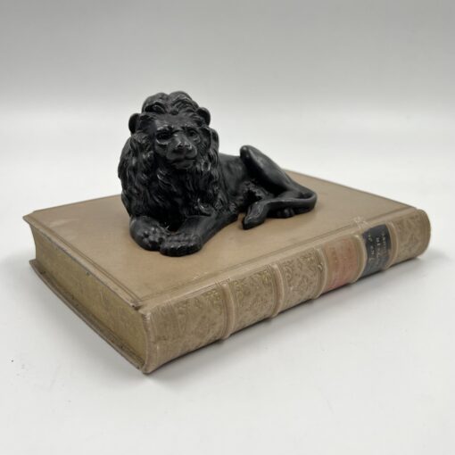 Gulinčio ant knygos, juodo liūto skulptūra