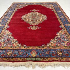 Melsvai raudonas persiškas vilnos rankų darbo kilimas su augaliniais ornamentais.