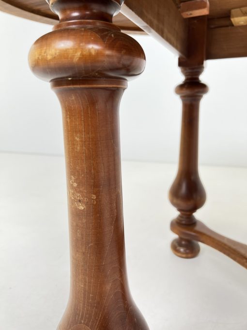 Ovalus riešutmedžio stalas 100x180x77 cm