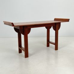 Rytietiškas, medinis valgomojo stalas.