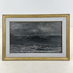 Ant drobės aliejiniais dažais tapytas paveikslas, vaizduojantis laivus jūroje.
