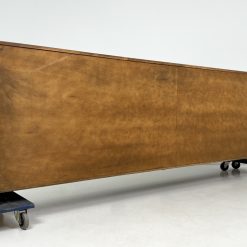Medinė komoda su žalvarinėmis detalėmis 45x304x94 cm