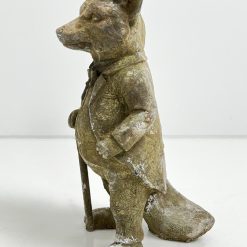 Skulptūra “Lapinas su kostiumu” 20x17x41 cm