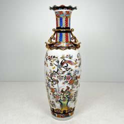 Rytietiška keramikinė vaza.