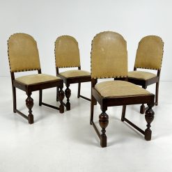 Ąžuolinės kėdės gelsvu gobelenu aptraukta sėdimąja dalimi ir eko oda apmuštais atlošais.