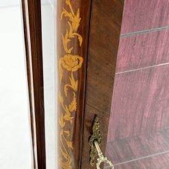 Riešutmedžio lukšto vitrina 40x60x150 cm